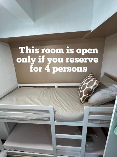 un lit superposé avec un panneau indiquant que cette chambre n'est ouverte que si vous dans l'établissement Le Best View, Climatisé vue mer panoramique, Parking gratuit, WIFI, à Menton