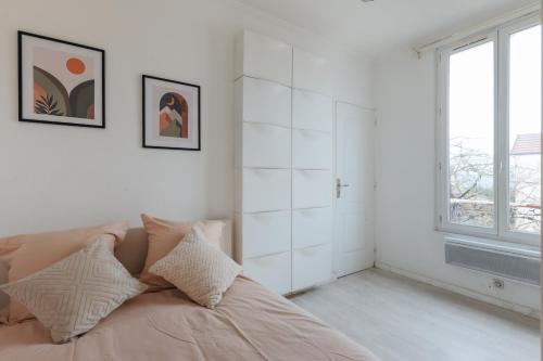 Cette chambre blanche dispose d'un lit et d'une fenêtre. dans l'établissement Bel appartement tout équipé de 24m2, proche Paris, à Nanterre