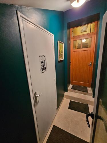 un petit couloir avec une porte et un escalier dans l'établissement Cafe de la croix morzel, à Cordemais