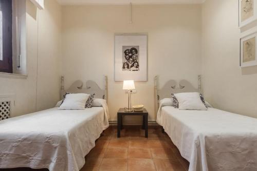um quarto com duas camas e um candeeiro sobre uma mesa em Luxury Villa in Alicante em Alicante