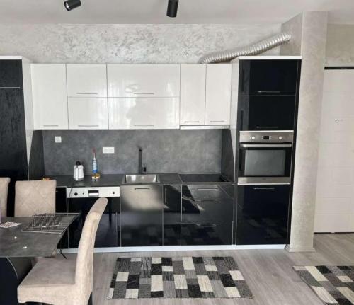 A cozinha ou cozinha compacta de Geo Apartment