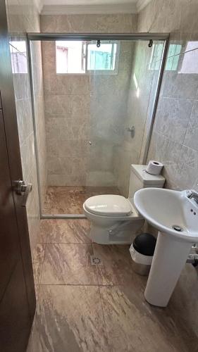 a bathroom with a toilet and a sink at Apartamento Amoblado Barranquilla San Jose in Barranquilla