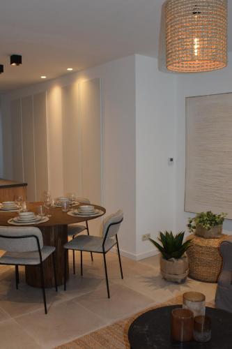 uma sala de jantar com mesa e cadeiras em Gezellig appartement Liva em Blankenberge