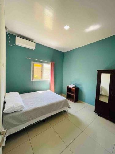 1 dormitorio con cama y pared azul en Casa privada, amplia y moderna., en Catacamas