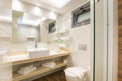 Un baño de Agios Gordios Beach Resort