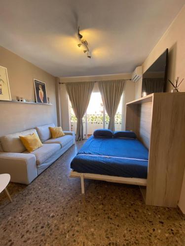 a bedroom with a bed and a couch at Apartamento Ciencias y Playa in Valencia