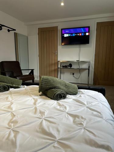 un grande letto bianco con due cuscini sopra di Entire Apartment super king bed close to Town Centre a Colchester
