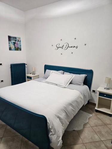 una camera da letto con un cartello sul muro di RAGGIO DI LUNA a Montefiascone