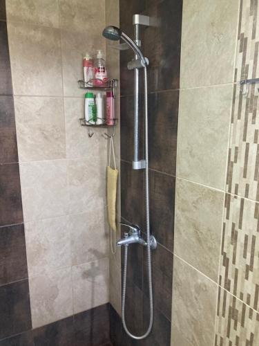 łazienka z prysznicem z głowicą prysznicową w obiekcie Apartment Pomorie w mieście Pomorie