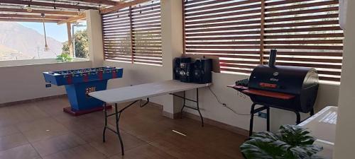 um escritório com uma secretária e uma máquina de costura em Refugio Venturino em Canta