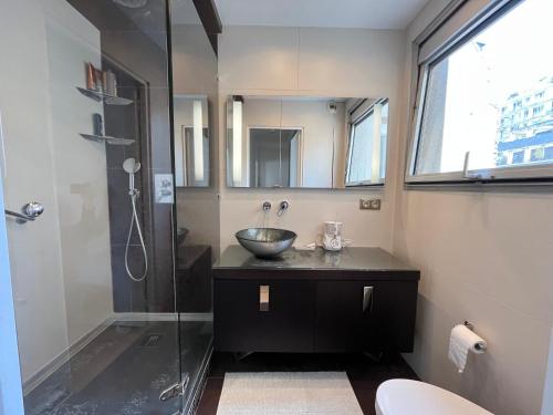 une salle de bain avec un lavabo et une douche en verre dans l'établissement Grand Bright Apartment-4BDR-130m2, à Paris
