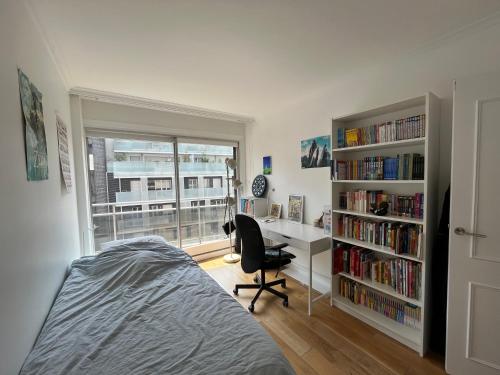 - une chambre avec un lit, un bureau et des étagères dans l'établissement Grand Bright Apartment-4BDR-130m2, à Paris