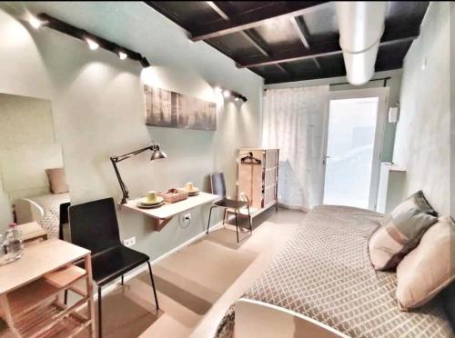 - une chambre avec un lit, un bureau et une table dans l'établissement Loft in pieno centro storico, à Reggio d'Émilie