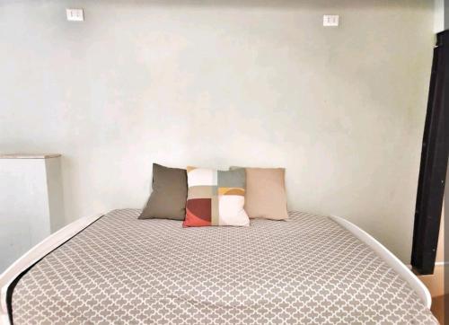 - un lit avec 3 oreillers dans l'établissement Loft in pieno centro storico, à Reggio d'Émilie