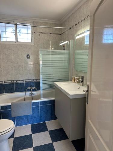 łazienka z wanną, toaletą i umywalką w obiekcie Marbesa Marbella Apartment w Marbelli
