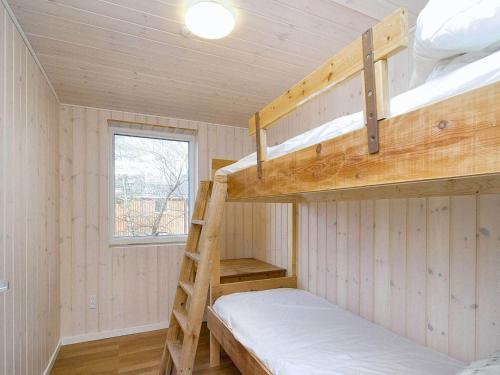 uma pequena casa com dois beliches num quarto em Holiday home Gørlev IV em Gørlev