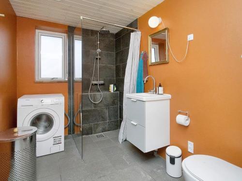 uma casa de banho com uma máquina de lavar roupa e um chuveiro em Holiday home Gørlev IV em Gørlev