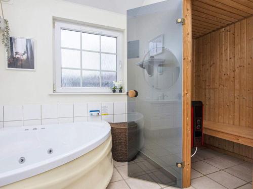 y baño grande con bañera y ducha. en Holiday home Aabenraa LXXVIII en Åbenrå