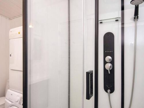 deskorolka jest przymocowana do przesuwnych szklanych drzwi w obiekcie Holiday home Rømø XV w mieście Bolilmark