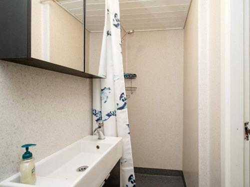 uma casa de banho com um lavatório e uma cortina de chuveiro em Holiday home Gørlev IV em Gørlev