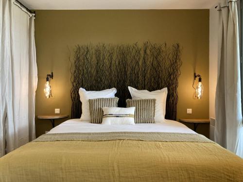 a bedroom with a large bed with two pillows at Magnifique Vue CLIM LINGE Golf Saumane 6P Piscine Tennis in Saumane-de-Vaucluse