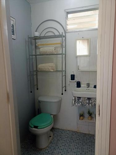 łazienka z toaletą i umywalką w obiekcie Apartamento en planta alta, a pie de calle w mieście Cozumel