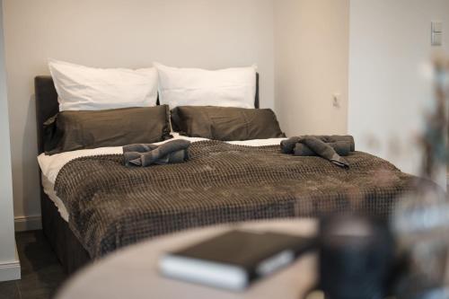 una cama con dos almohadas encima en Exklusive 1-Zimmer Stadtwohnung in Bremen, en Bremen
