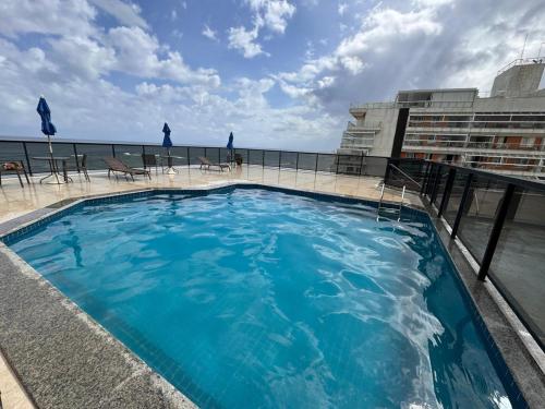 uma piscina no telhado de um navio de cruzeiro em Pituba sol flat em Salvador