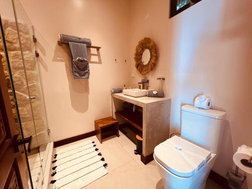 a bathroom with a toilet and a sink and a shower at Veranera in Uvita