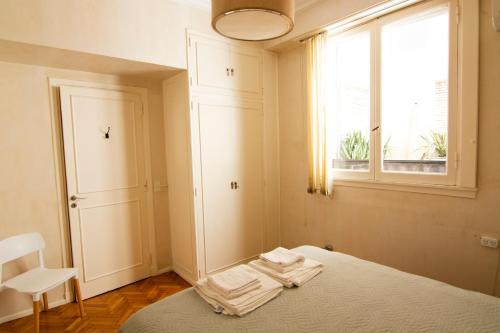 um quarto com uma cama com duas toalhas em Calle 3 de febrero, departamento en Belgrano em Buenos Aires