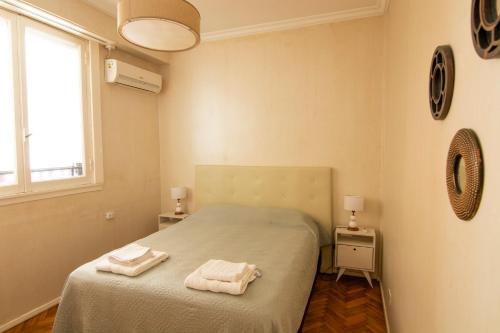 um quarto com uma cama com duas toalhas em Calle 3 de febrero, departamento en Belgrano em Buenos Aires