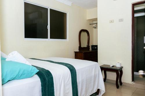 Postel nebo postele na pokoji v ubytování 2-Bed Apartment Near Airport in Santo Domingo Este
