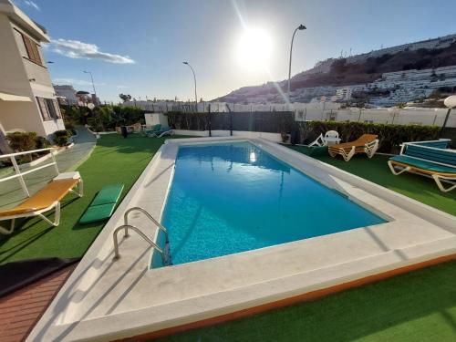 una piscina en el tejado de una casa en Montaña Clara Luxholidays, en Puerto Rico de Gran Canaria