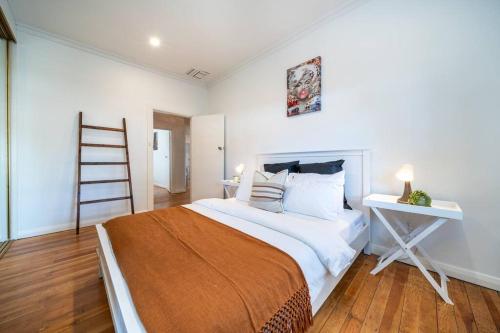 Una cama o camas en una habitación de Jupiter & Neptune - In-ground Pool & Mini Bar