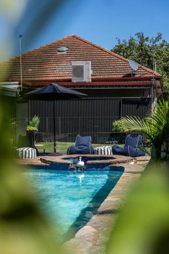 La alberca dentro o cerca de Jupiter & Neptune - In-ground Pool & Mini Bar