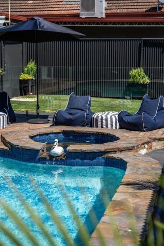 La alberca dentro o cerca de Jupiter & Neptune - In-ground Pool & Mini Bar