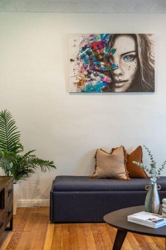 Un lugar para sentarse en Jupiter & Neptune - In-ground Pool & Mini Bar