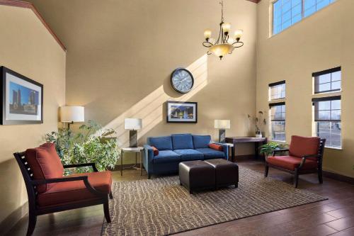 Ruang duduk di Comfort Inn Near Ouabache State Park