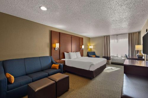 ein Hotelzimmer mit einem Bett und einem Sofa in der Unterkunft Comfort Inn Near Ouabache State Park in Bluffton