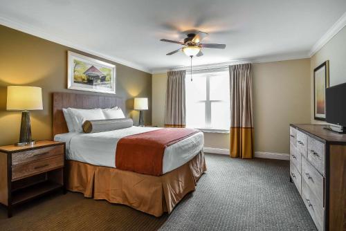 Habitación de hotel con cama y TV en South Mountain Resort en Lincoln