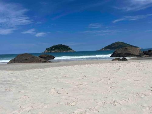 una spiaggia sabbiosa con alcune rocce nell'oceano di Studio America Gardens a Rio de Janeiro
