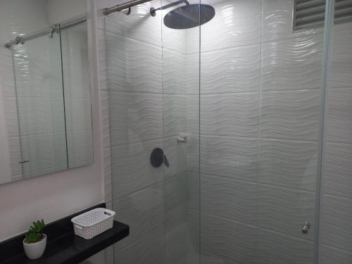 a shower with a glass door in a bathroom at Espectacular Apartamento en Puerto Azul Club House in Ricaurte