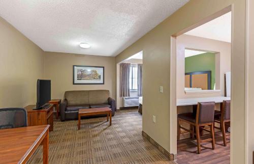 A seating area at Extended Stay America Suites - Raleigh - North Raleigh - Wake Towne Dr