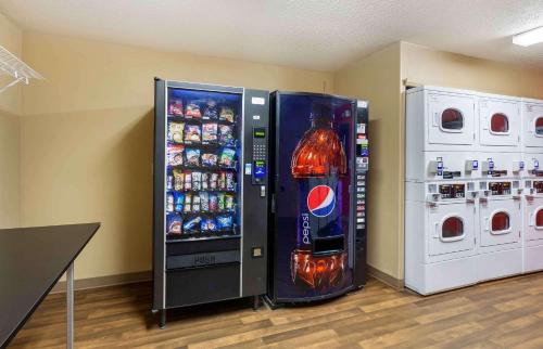 a soda vending machine next to a washing machine at Extended Stay America Suites - Cleveland - Great Northern Mall in North Olmsted