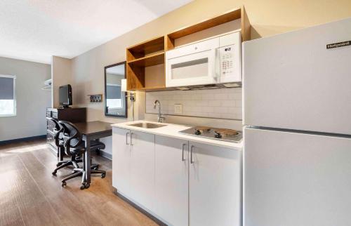 Cucina o angolo cottura di Extended Stay America Premier Suites - Fort Lauderdale - Deerfield Beach
