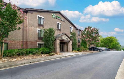 a building on the side of a street at Extended Stay America Select Suites - Atlanta - Alpharetta - Northpoint - East in Alpharetta