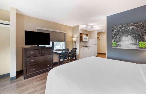a hotel room with a bed and a flat screen tv at Extended Stay America Premier Suites - Fort Lauderdale - Deerfield Beach in Deerfield Beach