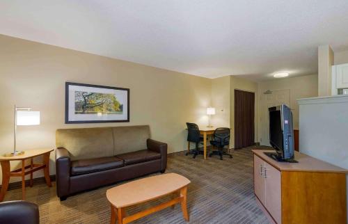 Телевизор и/или развлекательный центр в Extended Stay America Select Suites Tampa Airport Memorial Hwy