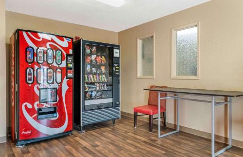 una habitación con una máquina de refrescos y una mesa en Extended Stay America Select Suites - Detroit - Ann Arbor - University South, en Ann Arbor