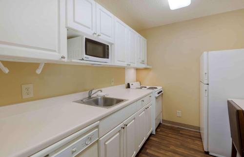 Кухня или мини-кухня в Extended Stay America Select Suites Tampa Airport Memorial Hwy
